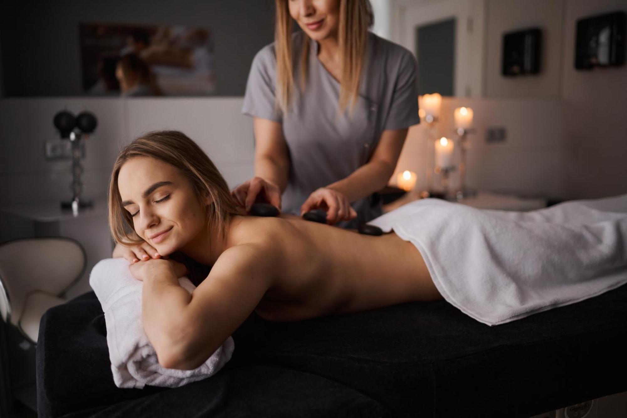 Willa Port Ostróda Exterior foto A woman receiving a hot stone massage