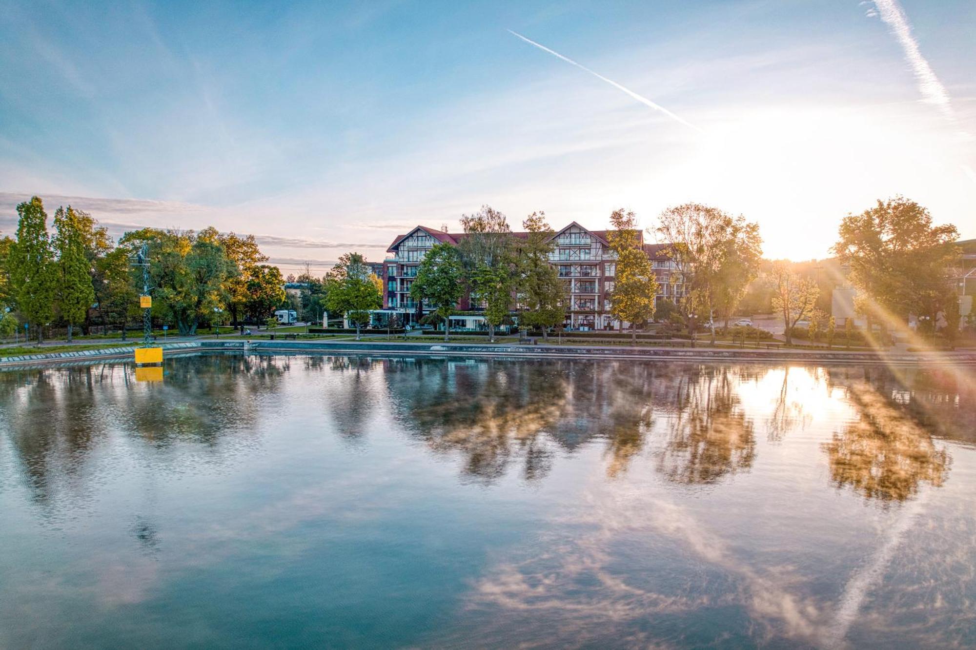 Willa Port Ostróda Exterior foto The lake at the campus of the University of Applied Sciences and Medical University of Southern Tyrol